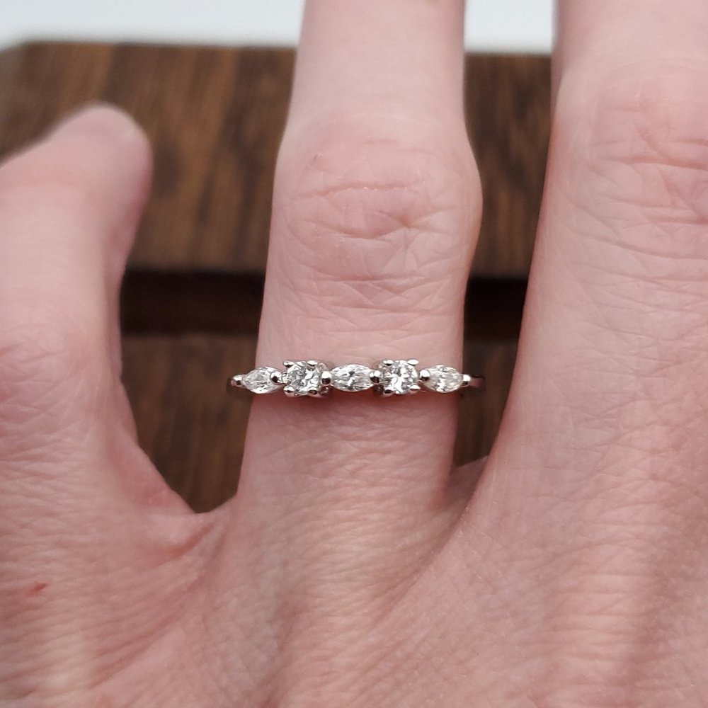 Size 7 Silver Tone Beautiful Clear Cubic Zirconia Gemstones Ring